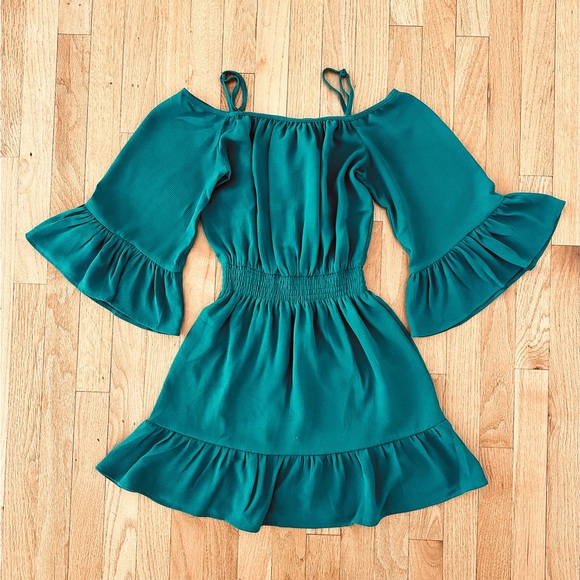 H&M Dresses & Skirts - H&M Divided Green Boho-Style Short Dress Off-Shoulder Size 2